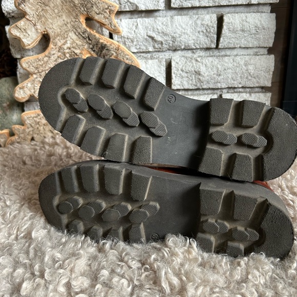 Pull on boots with a bit of a platform - Picture 2 of 4